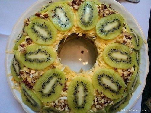 Салат изумрудный браслет с копченой курицей.