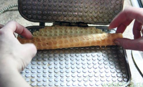 Рецепт вафель для электровафельницы трубочки хрустящие простой. Вафельные трубочки