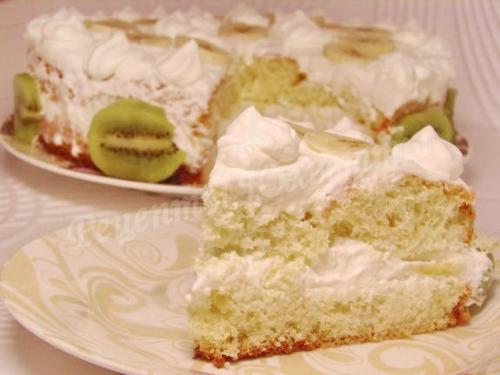 Нежный торт со сливками. Домашний бисквитный торт со взбитыми сливками