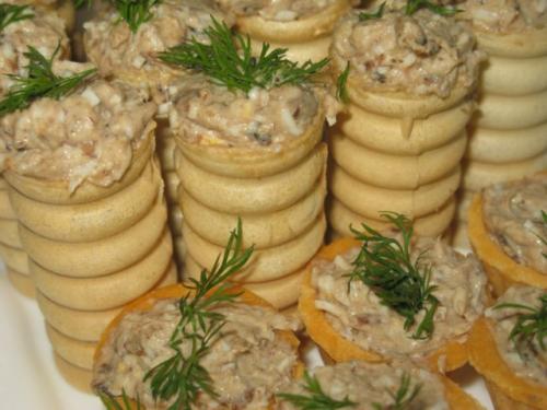 Хрустящие трубочки с начинкой. Вафельные трубочки с начинкой