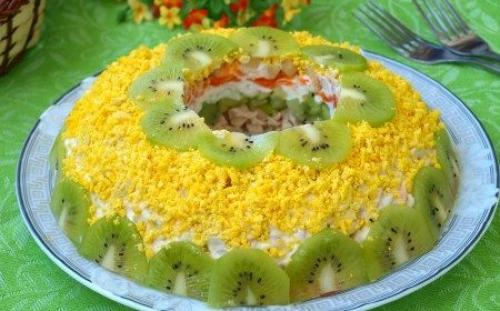 Салат с киви и черносливом малахитовый браслет. Как приготовить салат «Малахитовый браслет»