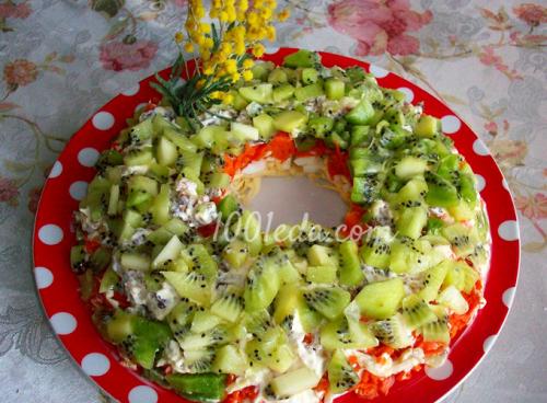 Салат Малахитовый браслет с киви, изюмом и орехами