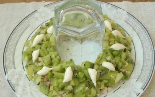 Салат с киви и черносливом малахитовый браслет. Как приготовить салат «Малахитовый браслет»