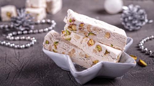 Нуга с орехами и цукатами домашняя. Медовая нуга с орехами