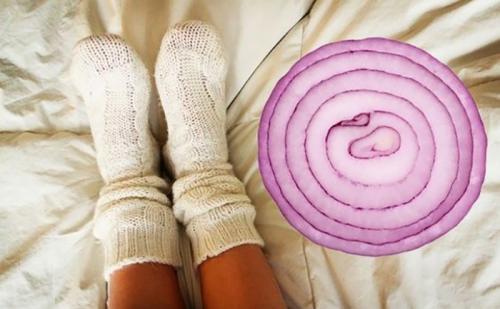 Лечение луком в носках. На ночь положите лук в носки, и удивитесь, что произойдет с вашим организмом!