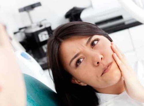 Как снять опухоль десны. Снять припухлость в домашних условиях