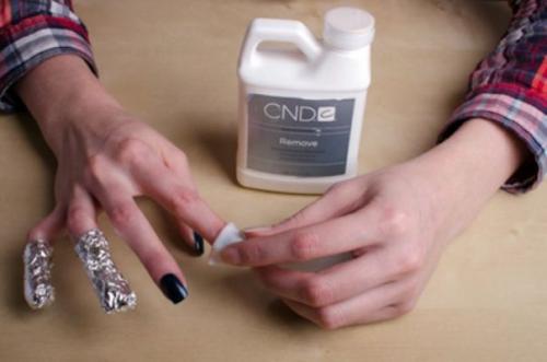 Как можно снять гель-лак с ногтей в домашних условиях. Как снять гель-лак с ногтей и не травмировать их