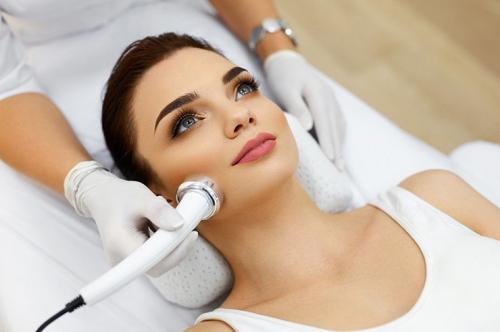 Самые востребованные процедуры в косметологии. Топ-5 процедур для лица, которые помогут восстановиться после праздников