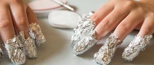 Как снять гель лак дома ацетоном. Как снимать покрытие гель-лаком с помощью ацетона