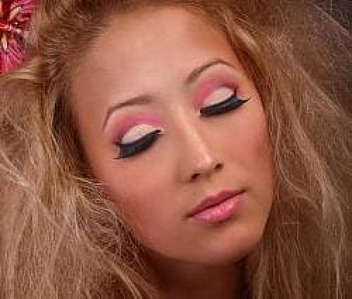 Как сделать кукле макияж. Макияж «Кукольные глаза» своими руками — секреты стильного мейк-апа 07 Как сделать кукле макияж. Макияж «Кукольные глаза» своими руками — секреты стильного мейк-апа 07