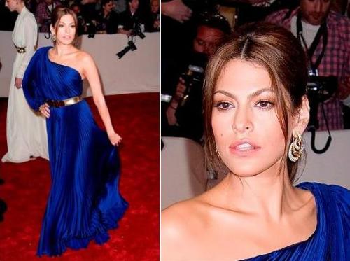 Макияж под темно синее платье пошагово. Макияж под синее платье для карих глаз