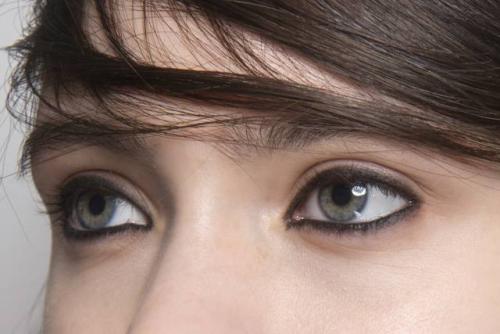 Макияж под блестящее платье. Как сделать макияж под серое платье?