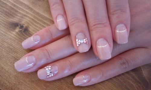 Макияж под бежевое платье. Черное платье 09