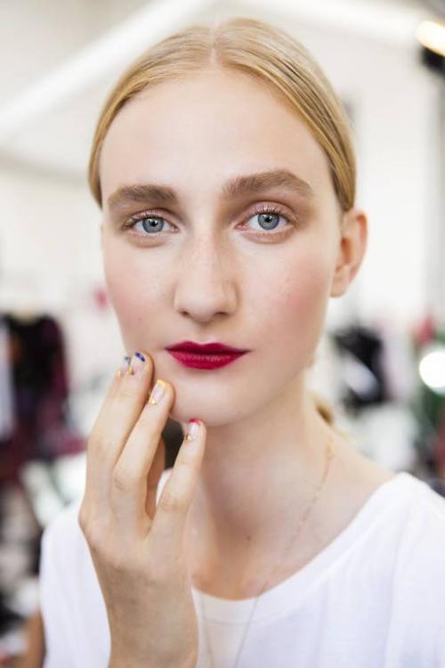 Красная помада для блондинок. Как правильно выбрать красную помаду блондинке?