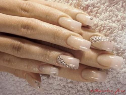 Маникюр под бежевое платье
