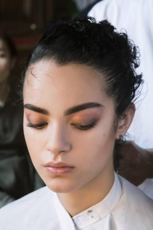 Макияж под блестящее платье. Как сделать макияж под серое платье?