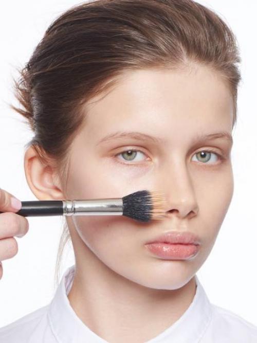 Чем лучше наносить тональный крем. Как правильно наносить тональный крем?