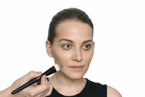 Чем лучше наносить тональный крем. Как правильно наносить тональный крем?