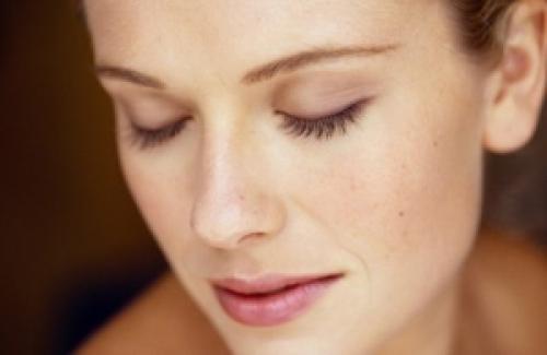 При надавливании на нос из пор выходит белый гной жир. Виды комедонов 01