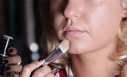 Как правильно наносить тональный крем в домашних условиях. Инструкция по правильному нанесению тонального крема на лицо