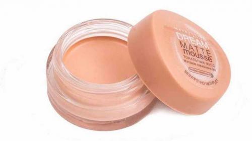 Нанесение тонального крема влажным спонжем. Основные тональные средства