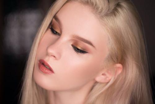 Макияж для блондинок с зелеными глазами. Макияж для зеленоглазой блондинки: фотоинструкция