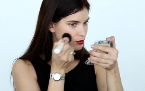 Макияж для голубых глаз и темных волос