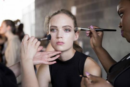 Как убрать жирность с лица. Как убрать жирный блеск с лица?