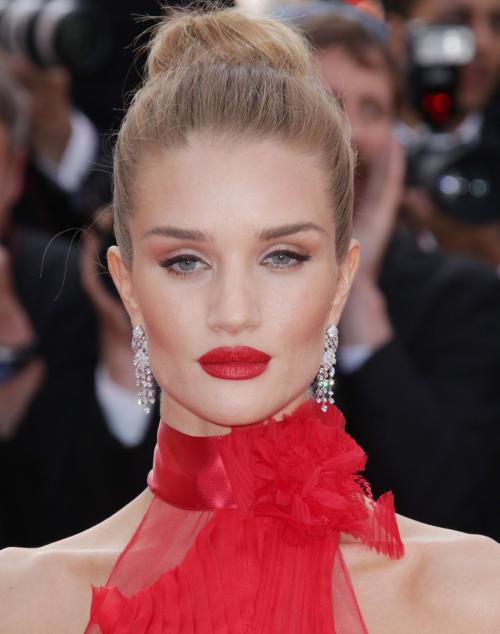 Макияж под красное платье брюнетке. Особенности