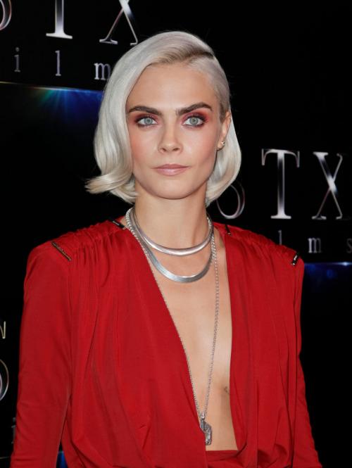 Прическа под красное платье. Вечерний для блондинок