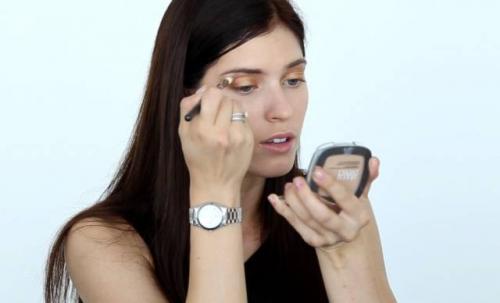 Макияж для голубых глаз и темных волос