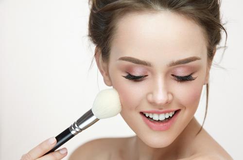 Какая пудра лучше для жирной кожи: рассыпчатая или компактная? 11 Какая пудра лучше для жирной кожи: рассыпчатая или компактная? 11