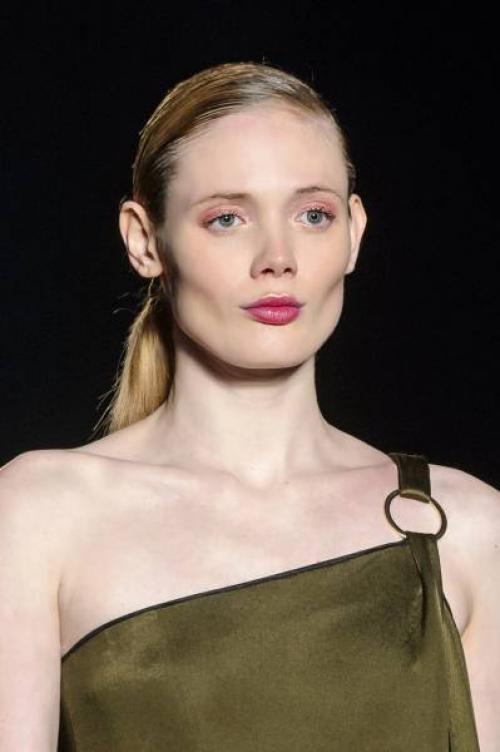 Макияж под зеленое платье: как создать?