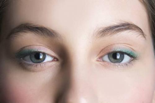 Подводка для глаз зеленая. Цветная подводка для зеленых глаз