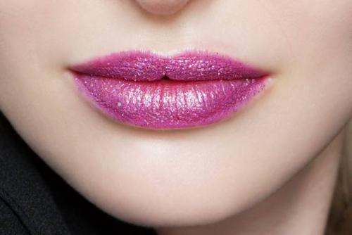 Блеск для губ с блестками. Тренд: блеск с глиттером на губах