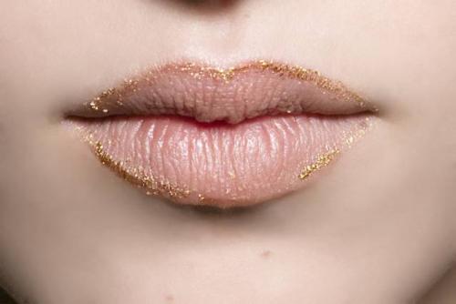 Блеск для губ с блестками. Тренд: блеск с глиттером на губах