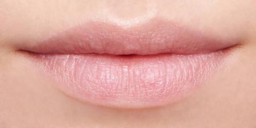 Блеск для губ с эффектом влажных губ. Как создать макияж губ с эффектом желе?