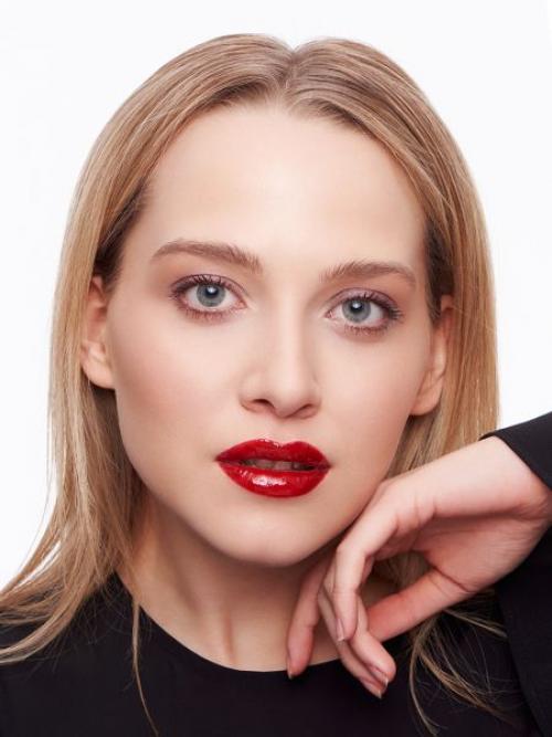 Блеск для губ с эффектом влажных губ. Как создать макияж губ с эффектом желе?