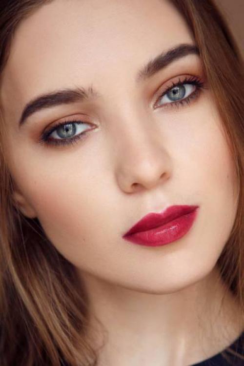 Как наносить хайлайтер и румяна. Как правильно наносить макияж на лицо?