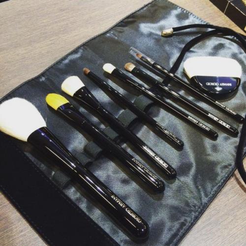 Как правильно наносить тональную основу. Как наносить тональную основу кистью?