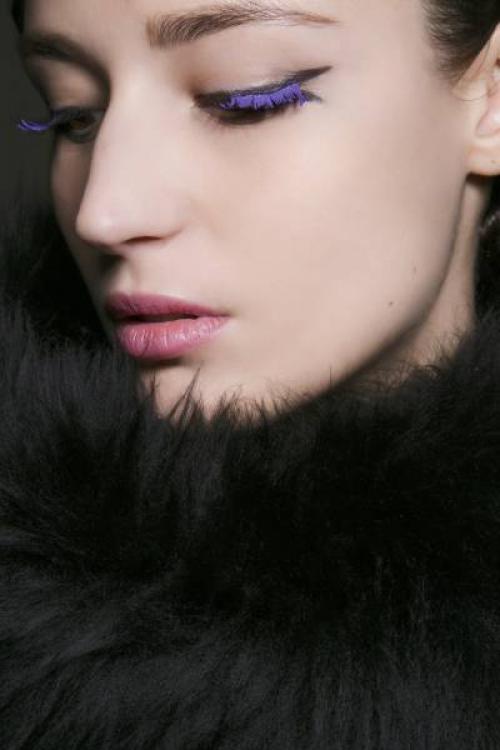 Какая помада подходит к синей туши. Фиолетовая тушь для ресниц