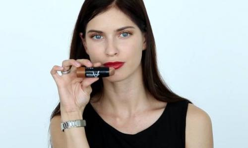 Макияж для голубых глаз и темных волос