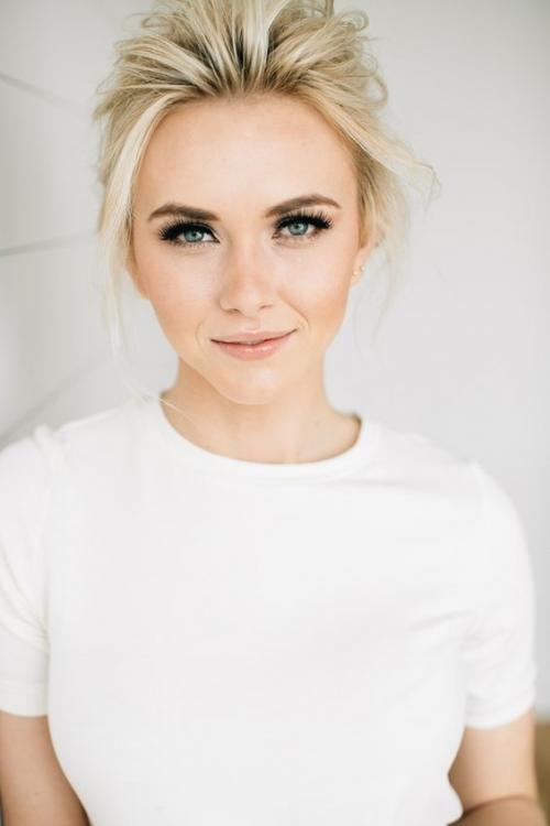 Макияж для пепельных блондинок с серо зелеными глазами. Пошаговая инструкция: делаем стильный макияж для блондинок с голубыми, серыми и карими глазами (+ВИДЕО)