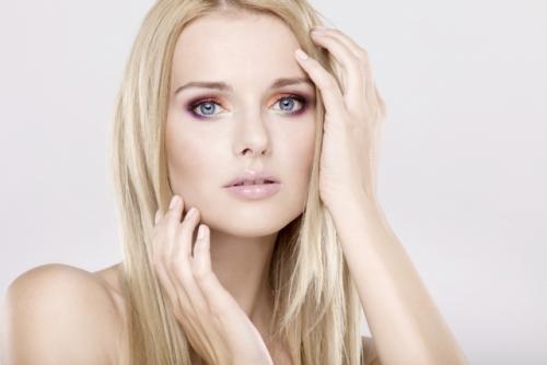 Макияж для пепельных блондинок с серо зелеными глазами. Пошаговая инструкция: делаем стильный макияж для блондинок с голубыми, серыми и карими глазами (+ВИДЕО)