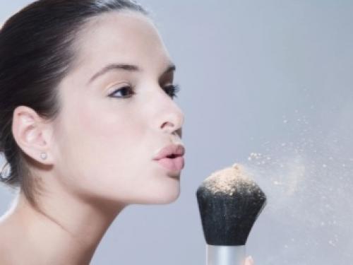 Чем лучше пользоваться тональным кремом или пудрой. Что лучше: пудра или тональный крем? 19 Чем лучше пользоваться тональным кремом или пудрой. Что лучше: пудра или тональный крем? 19