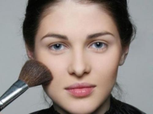 Чем лучше пользоваться тональным кремом или пудрой. Что лучше: пудра или тональный крем? 20 Чем лучше пользоваться тональным кремом или пудрой. Что лучше: пудра или тональный крем? 20
