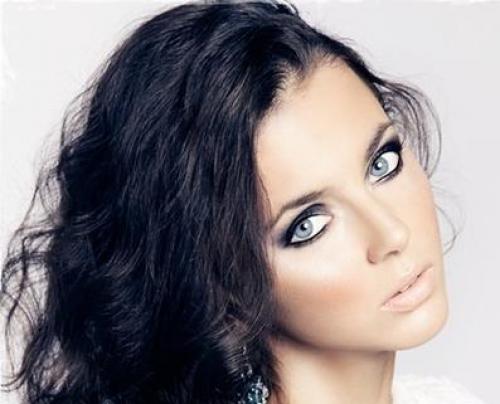 Макияж для брюнеток с голубыми глазами. Брюнетки с голубыми глазами: секреты макияжа