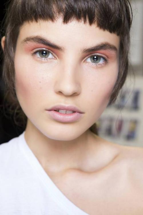 Корректирующий макияж для круглого лица. Макияж для круглого лица: особенности