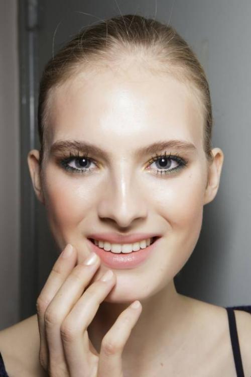 Корректирующий макияж для круглого лица. Макияж для круглого лица: особенности