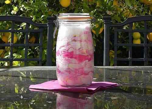 Лепестки роз залить спиртом. Делаем настойку из лепестков роз на водке